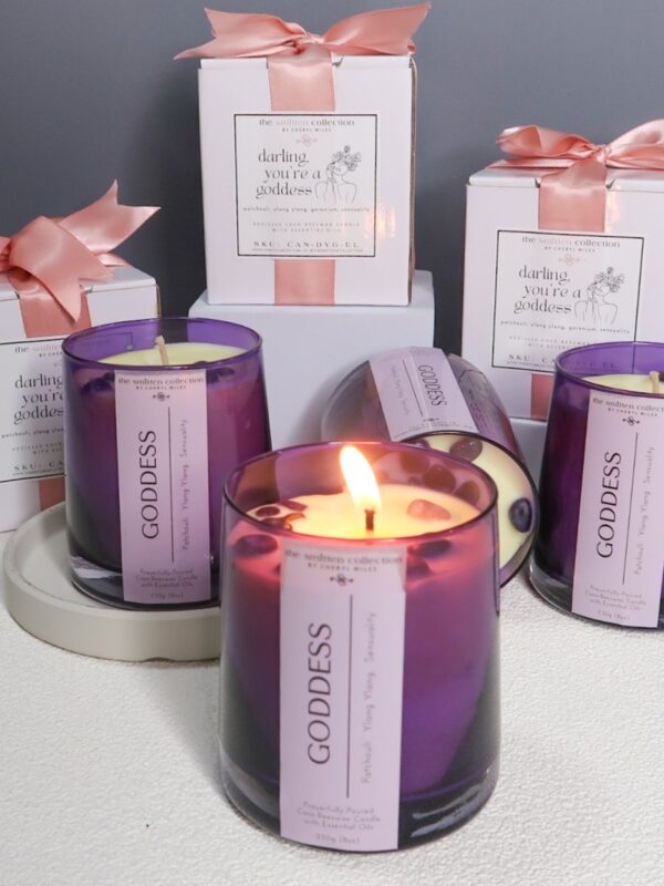 Perfect as a gift for Mother's Day, International Women's Day, your best friend's birthday or for any woman you admire, Goddess is a relaxing, sensual scent that blends patchouli and ylang ylang essential oils with amethyst crystals.