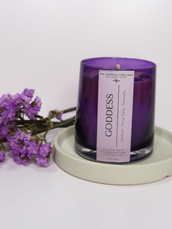 Perfect as a gift for Mother's Day, International Women's Day, your best friend's birthday or for any woman you admire, Goddess is a relaxing, sensual scent that blends patchouli and ylang ylang essential oils with amethyst crystals.